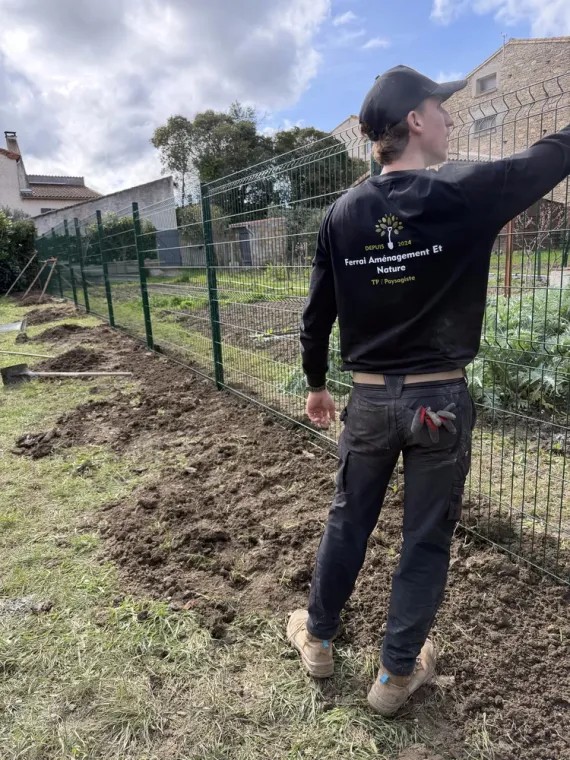 Pose de clôture métallique de jardin par ferrai aménagement, paysagiste à carcassonne
